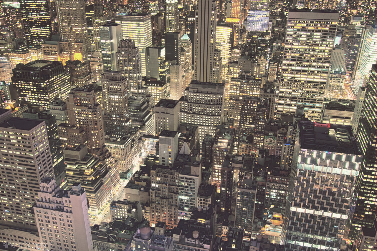 Foto von Blick auf New Yorks Strassen from Rockefeller Center aus bei Nacht